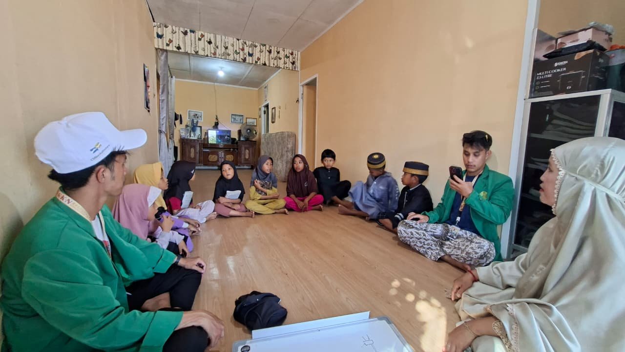 Mahasiswa KKN Kolaborasi UINSI Samarinda dan UNMUL Mendampingi Anak-anak Mengaji di RT 01 Desa Salo Palai