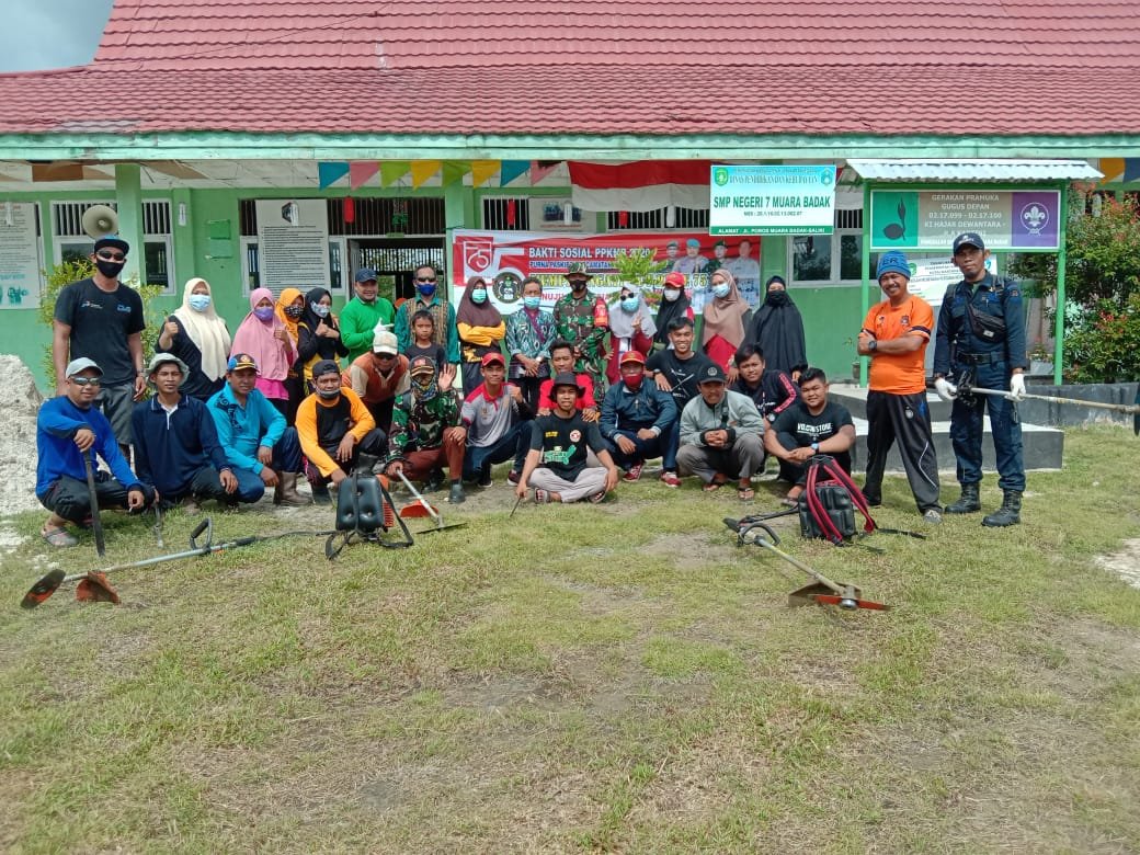 Gotong Royong Pembersihan Halaman Sekolah SMPN 7 Salo Palai dilaksanakan Karang Taruna KARYA BERSAMA Salo palai.
