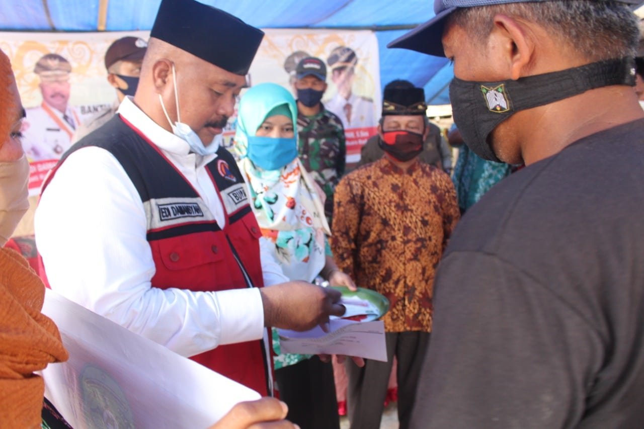 Warga Desa Salo Palai Menerima Bantuan Dampak Covid-19