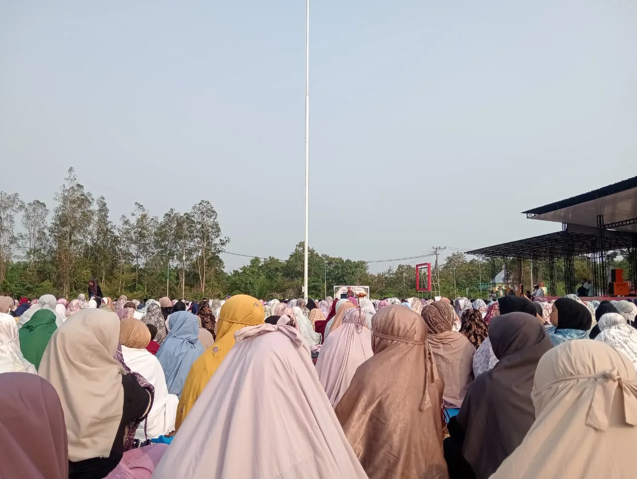 Pemdes Salo Palai Ikuti Shalat Istisqa’ Berjamaah di Lapangan Kantor Camat Muara Badak