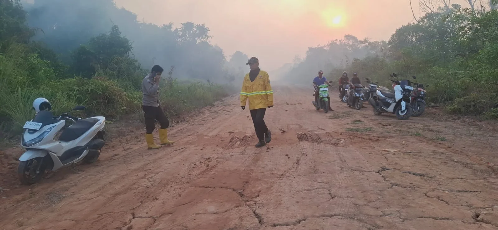 Sinergi Lintas Sektor dan MPA Salo Palai Berhasil Padamkan Karhutla di RT 07